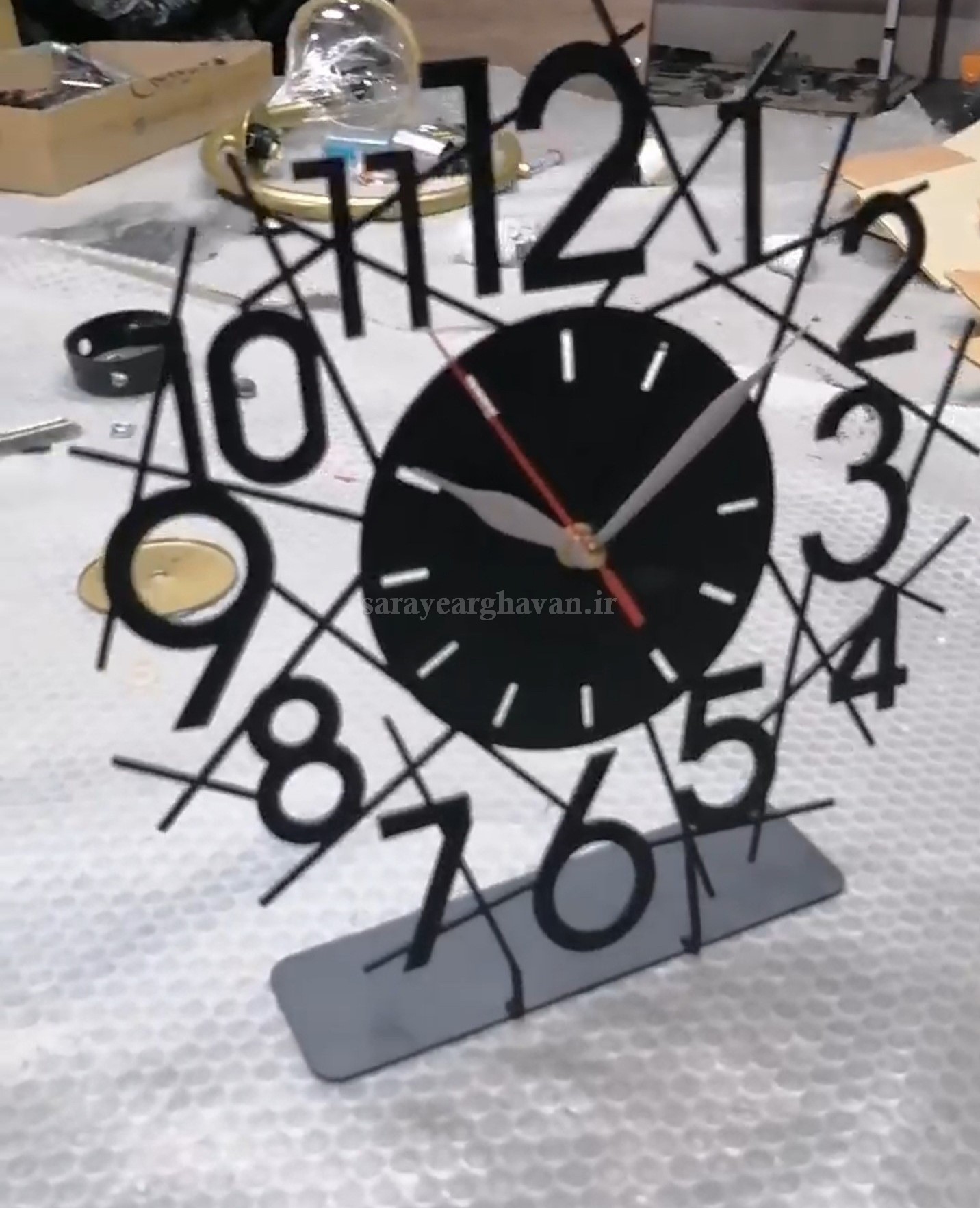 ساعت رومیزی مدرن فلزی کد H229